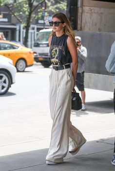 Stile Kendall Jenner, Gigi Hadid Outfits, Gigi Hadid Style, Net Fashion, Walking Down The Street, Stylish Summer Outfits, Dressy Pants, Hadid Style