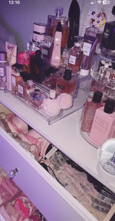 Sugar Babe Aesthetic, Room Organisation, Pink Lifestyle, Girly Room, Perfume Lover, Bath And Body Care, Pink Girly Things, Girly Accessories, Body Care Routine