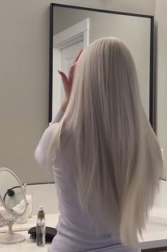 Как сделать окрашивание в домашних условиях? Bleaching Hair Ideas, Long White Blonde Hair, Silver Hair Aesthetic, Icy White Blonde Hair, White Hair Color Ideas, Pearl White Hair, Straight White Hair, Long Platinum Blonde Hair, Bleach Hair Ideas