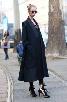 #FashionSnap #Fashion #Milan #Women #Girls #Streetshots | Street snap in Milan!  | Model: VEILED LADY | Hat: Black Veil| Coat: Black Ribbed Coat | Shoes: Metallic Gold and Black Ribbon Tied Heels | Photo By Phil Oh | More fashion styles are at https://www.facebook.com/fashionsnap2013 Milanese Style, Veiled Lady, Veil Fascinator, Street Theatre, Heels Photo, Lady Hat, Fashion Milan, Image Consulting, Poncho Coat