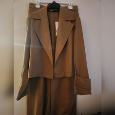 Zara Co-Ord Set Cropped Blazer Wide Lapels + Pant 1971/123 Toffee Nwt Chic Fall Sets With Pockets, Fall Workwear Sets With Pockets, Tailored Brown Pantsuit For Fall, Fall Workwear Sets With Lapel Collar, Beige Long Sleeve Pantsuit For Fall, Spring Workwear Sets In Khaki, Fitted Khaki Sets For Spring, Zara Tailored Pantsuit For Fall, Zara Long Sleeve Pantsuit For Spring