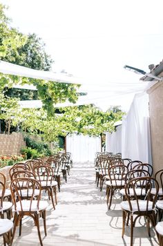 tables and chairs are lined up on the patio