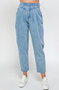 Chic Cropped Medium Wash Pants, Chic Cropped Pants In Medium Wash, Chic Cropped Light Wash Bottoms, Chic Cropped Denim Pants, Trendy Medium Wash Cropped Bottoms, Trendy Cropped Denim Pants, Trendy Cropped Tapered Leg Jeans For Summer, Peg Leg, White Crop