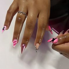 Chrome Nails Baddie, Nail Inspo Freestyle, Short Pointy Black Nails, Stilleto Pinky Finger Nails, Pink Stellio Nails, Stelito Nails Short, Cute Pointy Nails, Cute Concert Nails, Short Stilleto Nails Acrylics