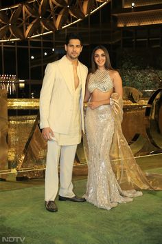 Sidharth Malhotra Kiara Advani, Mukesh Ambani, Sangeet Outfit, Reception Outfit, Sidharth Malhotra, Indian Outfits Lehenga, Indian Bride Outfits, Latest Bridal Dresses