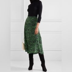 Veronica Beard's 'Ramos' Midi Skirt Is Made From Stretch-Silk In A Vibrant Tonal-Green Snake-Print That Really Stands Out. Designed To Sit At Your Waist, It Has Pleats At The Front That Enhance The Fluidity Of The Silhouette And Falls To An Asymmetric Hem. Wear It With A Turtleneck And Knee Boots. Print Skirts, Stylish Lady, Silk Midi Skirt, Corporate Wear, Autumn Street Style, Work Wardrobe, Green Skirt, Veronica Beard, Work Attire