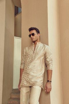 Love the colour. Love the cut of the pants but not sure about pattern Mens Kurta Short, Short Kurta For Men Wedding, Faraz Manan Menswear, Men Ethnic Wear India, Traditional Indian Mens Clothing, India Fashion Men, Short Kurta For Men, Mens Ethnic Wear, Vacation Outfits Men