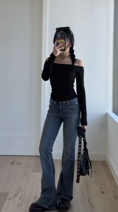 Black Top Denim Jeans Outfit, Winter Outfits Flared Jeans, Sir Chloe Concert Outfit, Cute Jeans And Top Outfits, Cute Black Fits, Casual But Elegant Outfits, Approachable Outfits, Casual Downtown Outfit, Hope Cee Outfits