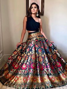 This beautiful lehenga comes with a stylish crop top made of georgette material in black color which is featured with an attached pleated dupatta style and sweat heart shape spaghetti crop top. Price= ₹2,599.00 Orang India, Brocade Lehenga, Lehenga Choli Designs, Crop Top Lehenga, Indian Lehenga Choli, Indian Outfits Lehenga, Lehnga Dress, Lengha Choli, Gaun Fashion