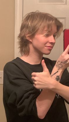 Mullet Androgynous, Shorthair Wolfcut, Wolfcut Mullet, Nonbinary Haircuts, Queer Haircut, Nonbinary Hair, Growing My Hair