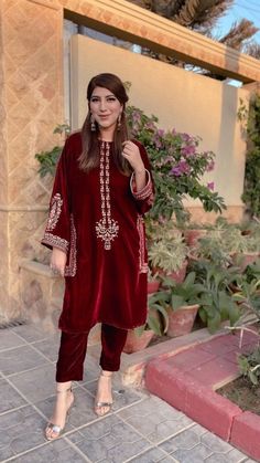 Velvet Pakistani Dress, Velvet Outfit, Velvet Suit Design, Velvet Dress Designs, Womens Trendy Dresses, Velvet Dresses, Casual Wear Dress