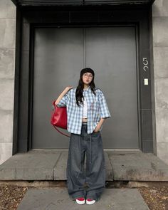 Club Outfits Streetwear, Dress Up Shirt Outfit, 90s Boyfriend Outfit, Minimal Streetwear Women, Baggy Casual Outfit, Basic Baggy Outfit, Baggy Women Outfits, Casual Masc Outfits For Women, Baggy Cute Outfits