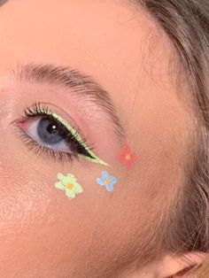 Flower Art Makeup, Cute Flower Makeup, Flowers Eye Makeup, Flower Halloween Makeup, Cute Face Painting Aesthetic, Flower Make Up, Flower Makeup Aesthetic, Floral Eyeliner, Face Art Makeup Paint Ideas