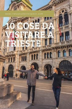 a man and woman walking in front of a building with the words 10 cose da mistarea tristete