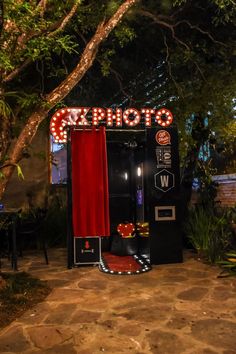 an old fashioned jukebox is lit up at night