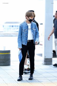 Tae does it again<3 Korean Fashion Kpop Bts, Korean Airport Fashion, Bts Airport, Perfect Husband, Celebrity Style Red Carpet