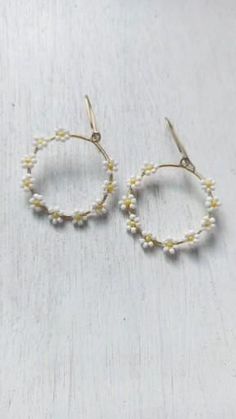 BEADED EARRINGS IDEAS #BeadedEarrings Small Bead Earrings, Cute Earrings Diy, Wire Earrings Diy, Diy Beaded Earrings, Beaded Daisy, Beaded Jewelry Earrings, Beaded Earrings Diy, Diy Jewelry Inspiration, Earrings Diy