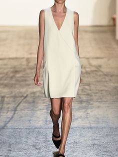 White Sleeveless Cotton-blend V Neck Weaving Dress Weaving Dress, Casual Sporty Outfits, Wes Gordon, 2015 Fashion Trends, White Sleeveless, Spring Summer 2015, Minimalist Outfit, Minimal Fashion, Fashion Week Spring