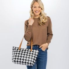 Thirty- One Bundle Bundle Includes Brand New Thirty-One Bag, Modern Tote Houndstooth Tote Style Purse, Black And White With Brown Handles; A Caramel Distressed Pebble Srap To It Pouch; A Navy Trio Finishing Touch Bag Charm, And A Pebble Carmel Purse Tag Why You'll Love It: Casual Yet Sophisticated, The Modern Tote Is A Fresh Take On A Timeless, Classic Handbag! This Roomy Bag Features Plenty Of Space (And Pockets!) For Work, School Or Running Errands Around Town. Whether You're Headed Away For T Thirty One Purses, Purse Covers, Pebble Color, White Shoulder Bag, Green Purse, Thirty One Bags, Thirty One Gifts, Black White Pattern, Classic Handbags