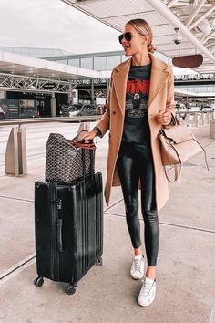 Summer Travel Outfit Women, Travel Outfits Women, Outfits Leggins, Leather Leggings Outfit, Look Legging, Outfit Chic