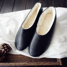 Gender: Women Item Type: Casual Shoes Main Material: Cow Leather Lining: Artificial Fur Style: Casual, Classic, Retro Season: Winter Heel Type: Flat Outsole Material: Rubber Heel Height: Low Heel (1-3 cm) Size Length cm inch 35 22.5 8.86 36 23 9.06 37 23.5 9.25 38 24 9.45 39 24.5 9.65 40 25 9.84 Winter Leather Shoes With Rubber Sole, Winter Leather Shoes With Flat Leather Sole, Leather Slippers With Soft Sole And Round Toe, Plush Shoes, Winter Heels, Handmade Leather Shoes, Shoe Sole, Soft Shoes, Women Oxford Shoes