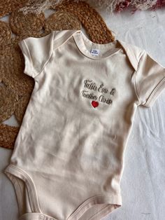 We present to you our very soft and super practical short and long sleeve baby bodysuits Fully personalized in our workshop, we offer to embroider it with your child's first name. In 100% cotton, you will have the choice between nine colors Oeko-Tex certified. Certified Organic 100 Content Standard. Color of first name of your choice Possibility of adding a small pattern (example ❤�️, glittery rainbow) SPECIFY IN CUSTOMIZATION: THE TEXT / ICONS AND THE DESIRED COLOR FOR EACH Possibility of comple Text Icons, First Name, Gender Neutral Baby, Baby Tshirts, First Names, Baby Bodysuit, Baby Clothes, Gender Neutral, The First