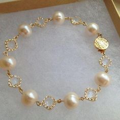 BEADING IDEAS JEWELRY #BeadedJewelry Clear Jewelry, Pearl Jewelry Design, Freshwater Pearl Jewelry, Pearl Jewelry Wedding, Pearl Crystal, Fancy Jewelry, Girly Jewelry, Bracelet Gold