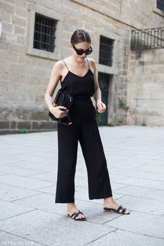 Black Slippers Outfit, Black Cullotes Outfits, Slippers For Ladies, Summer Outfits 2017, Slippers Outfit, Slides Outfit, Trouser Outfit, Looks Party, Hermes Oran