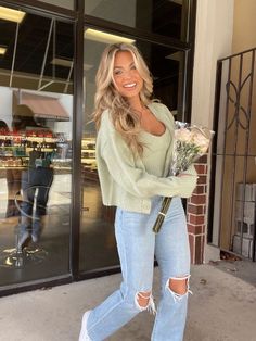 Sporty Chic, How To Pose, Fall Fashion Outfits, Mom Outfits, Fall Winter Outfits, Outfits Casuales, Cute Casual Outfits, Ripped Jeans