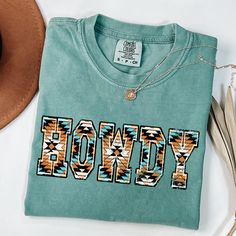 Perfect aztec Howdy graphic. Vibrant colors comfort color True to size. Size up for oversize fit Howdy Western Shirt, Aztec Hoodies, Aztec Sweatshirt, Western Style Cotton T-shirt With Graphic Print, Western Style Cotton Graphic T-shirt, Comfort Color, Clothing Co, Western Outfits, Oversized Fits