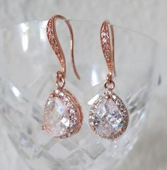 Crystal Rhinestone Bridal Earrings Rose Gold, Wedding Jewelry, Sparkling Cubic Zirconia Statement Earrings, Luxury CZ Bridal EarringsBeautiful  and elegant Dangle Sparkling Teardrop earrings inRose Gold finish are featuring gorgeous delicate Cubic Zirconia Sparkling Teardrops and hooksThese are so fabulous looking, really sparkle and shine!Perfect to your wedding day, bridesmaids and the Bride !• RoseGold framed Teardrops• Rose Gold plated ear hooks with faceted glass cubic stones RhinestonesTot Bridal Earrings Rose Gold, Rose Gold Art, Rose Gold Bridal Earrings, Earrings Luxury, Crystal Bridal Earrings, Earrings Rose Gold, Bride Earrings, Swarovski Stones, Gold Art Deco