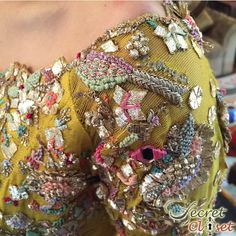 gota work Deena Rahman, Ethnic Lehenga, Embroidery Dress Pattern, Mehndi Outfit, Bridal Mehndi Dresses, Zardosi Embroidery, Indian Wedding Gowns