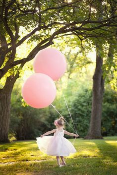 The Party Wagon - Blog - BEAUTIFUL BALLERINA BIRTHDAY PARTY @Jen Zebley we NEED a picture like this of Kennedy!! Giant Balloons Wedding, 2nd Birthday Photos, Ballet Birthday Party, Pretty Balloons, Ballet Birthday, Ballerina Birthday Parties, Balloon Pictures, Round Balloons, Ballerina Party