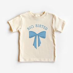 This cute toddler vintage bow big sister tee is 100% cotton, has a tear away tag for your toddler's comfort and comes in 3 Bella Canvas colors. In sizes 2T-5T, choose black, white or natural to make this Big Sister Bow announcement shirt the sweetest way to announce your new addition! Don't see your size? Message me! I love custom orders. DETAILS .100% Cotton .Bella Canvas tee .Tear away label .Runs true to size .Props in any photos are not included and are for styling purposes only .Colors may Cotton Graphic Tee For Gender Reveal, Big Sister Little Sister Shirts, Sibling Announcement, Big Sister Announcement, Big Sister T Shirt, Shirt Coquette, Big Sister Little Sister, Sibling Outfits, Vintage Toddler