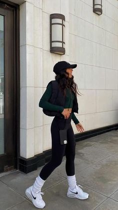 College Sweatpants Outfit, 25 Degree Weather Outfit, Simple Comfy Outfits For School, 29 Year Old Woman Fashion, Sportwear Outfit Woman, Outfits Leggins, Womens Fitness Inspiration, Modele Fitness, Look Legging