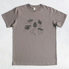 This eco-friendly mens graphic tee made of organic cotton jersey displays a picture of mushrooms screen-printed on the front along with their names in Japanese. It's very soft! It would make a great gift for a special mushroom-lover in your life or for yourself. It's very nice light brown color for mushroom men! The mushrooms in the image are: Chanterelle - アンズタケ (Anzutake) Morel - アミガサタケ (Amigasatake) Oyster Mushroom - ヒラタケ (Hiratake) Matsutake - マツタケ (Matsutake) Porcini - ポルチーニ (poruchiini) In Cotton Graphic Tee With Mushroom Design, Cotton Graphic Tee With Mushroom Print, Cotton T-shirt With Mushroom Print, Crew Neck, Cotton Crew Neck T-shirt With Mushroom Print, Graphic Tee With Mushroom Design, Japanese Mushroom, Names In Japanese, Screen Printed Shirt, Jersey Display