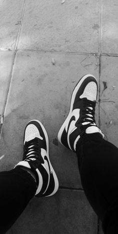 Sneaker Pose, Zapatillas Nike Basketball, Punk Style Outfits, Nike Shoes Girls, Jordan Shoes Retro