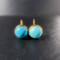 Beautiful 9ct yellow gold vintage turquoise screw back earrings featuring a bright blue turqousie cabouchon bezel set in a yellow gold enclusure with the under hoop and screw back. Measures Approximately 9.7mm in Diameter. Turquoise Cabochon Earrings For Formal Occasions, Formal Turquoise Round Earrings, Turquoise Round Hallmarked Earrings, Vintage Turquoise, Screw Back Earrings, Bezel Setting, Bright Blue, Screw, Etsy Earrings