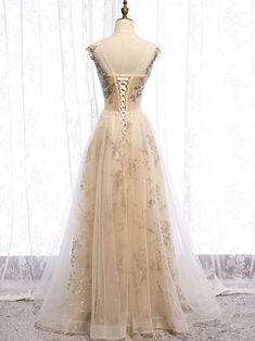 Святки с чампанским тюл Vintage Romance Prom Dress, Golden Prom Dress Formal, Dusty Pink Prom Dress Long, White Gold Dress Long, Beige And Gold Dress, Gold Dress Long Classy Prom, Cream Colored Prom Dress, Prom Dresses Gold Champagne, Evening Tulle Dress With Sweep Train