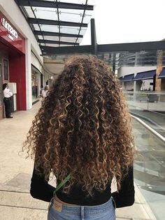 Curly Highlights, Rambut Brunette, Blonde Hair With Highlights, Beautiful Curls