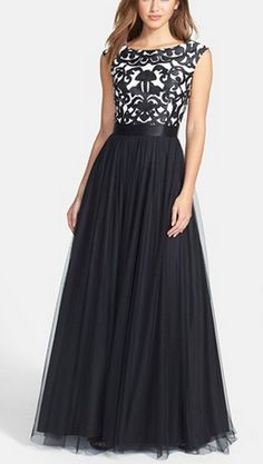 Embroidered Bodice Mesh Ballgown. I doubt that I would ever have anywhere appropriate to wear this, but it is so pretty! Sukienki Maksi, Fest Outfits, Embroidered Bodice, Black And White Dress, Tulle Prom Dress, Black Prom Dresses