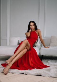 Die Einführung der atemberaubenden Backless Bodycon Maxi-Kleid, ein Muss für jede modebewusste Frau wie Sie. Dieses rote Sommer-Cocktailkleid ist perfekt für all Ihre besonderen Anlässe - vom Abschlussball bis als Brautjungfer - es ist garantiert ein Hingucker und Sie fühlen sich wie der Star der Nacht. Mit diesem bodenlangen Maxikleid in auffälligem Rot stechen Sie in jeder Menge hervor. Der figurbetonte Stil schmiegt sich an Ihre Kurven an den richtigen Stellen, während die fit & flare-Silhoue Dresses Wedding Guest Summer, Being A Bridesmaid, Maxi Dress Elegant, Summer Cocktail Dress, Floor Length Maxi Dress, Red Summer Dresses, Bodycon Maxi Dress, Red Bridesmaids, Bodycon Style