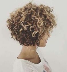 12 cortes para pelo rizado - Woman Kręcony Bob, Short Curly Hairstyles For Women, Curly Hair Photos, Short Curly Haircuts, Haircuts For Curly Hair, Curly Bob Hairstyles, Curly Hair Cuts, Hair Photo, Short Curly Hair