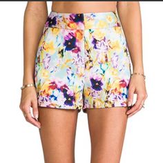 Sachin & Babi Valerie Womens High Waisted Floral Short Shorts Multi White Size 8 New Without Tags Measure 29” Waist 36” Hips 14” Long 12” Rise 3.5” Inseam 25” Leg Opening From A Smoke Free Pet Free Home Retail $140 Fitted Multicolor Party Shorts, Fitted Floral Print Shorts, Multicolor Stretch Floral Print Shorts, Stretch Multicolor Floral Print Shorts, Multicolor Short Bottoms For Party, Chic Multicolor Fitted Shorts, Blue Shorts For Spring Party, Chic Multicolor Floral Print Shorts, Blue Party Shorts For Spring