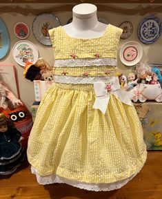 Vintage gorgeous yellow seersucker dress for kids 18-24 Months. This is in amazing condition! Measured flat -- please check the measurements for size. Waist: 10 in. Length: 19 in. Chest: 10 in. Gingham Seersucker Dresses For Spring, Spring Seersucker Gingham Dress, Spring Gingham Seersucker Dress, Cute Seersucker Dresses For Spring, Cute Seersucker Spring Dresses, Cute Yellow Dress For Picnic, Cute Gingham Seersucker Dresses, Spring Gingham Dresses Lined, Spring Gingham Lined Dress