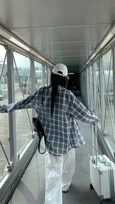 Gifts For Teenager, Road Trip Outfit, Airport Aesthetic, Airport Fits, Travel Picture Ideas, Airport Photos, Clothes Korean Style, 사진 촬영 포즈, Cute Selfies Poses