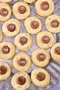 there are many cookies that have chocolate on them in the shape of swirly circles