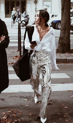 Silver Pants, Walking Down The Street, Street Style Fall Outfits, Christmas Look, Looks Party, Looks Street Style, Fashion Weeks, Looks Chic, Fall Street Style