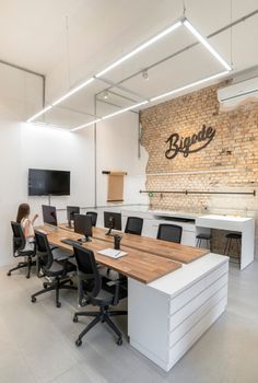 sala de criação com ilha de trabalho e pendente de iluminação em serralheria Fun Office Ideas, Startup Office Design, Modern Office Design Inspiration, Office Decoration Ideas, Industrial Office Space, Modern Office Interior, Industrial Home Offices, Best Home Office