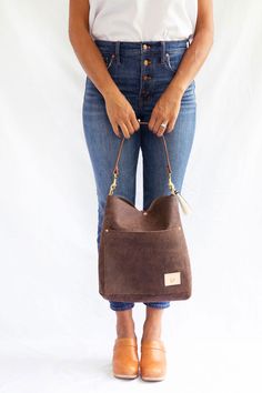 Crafted with our vintage inspired Birch Mocha Leather, the Carryall will be your new favorite "every single day" bag. It Is the perfect brown leather tote bag. Brown Leather Tote Bag, Waxed Canvas Bag, Leather Cosmetic Bag, Leather Makeup Bag, Raw Leather, Brown Leather Totes, Working Mom, Brown Leather Bag, Saddle Leather